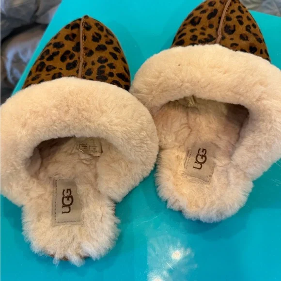 UGG Women's Scuffette II Slippers in a leopard print pattern - size 6! - Picture 2 of 3